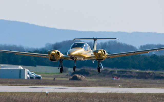 Twin-engine Aircraft DA42 Diamond - Aircraft Piston