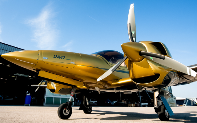 Twin-engine Aircraft DA42 Diamond - Aircraft Piston